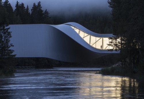 Así es el increíble puente-museo torcido de Kistefos